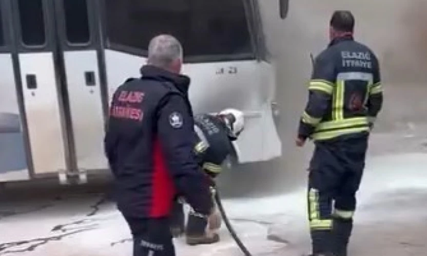 Park halindeki midibüs alev aldı