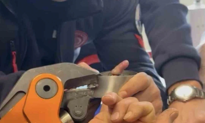 Parmağı çelik küllüğe sıkışan bebeğin imdadına itfaiye yetişti