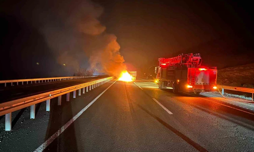 Römorka çarpan otomobil alev topuna döndü: 2 yaralı