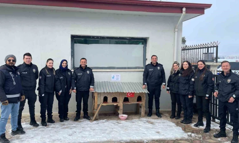 Sivrice polisinden üşüyen minik dostlarına kedi evi