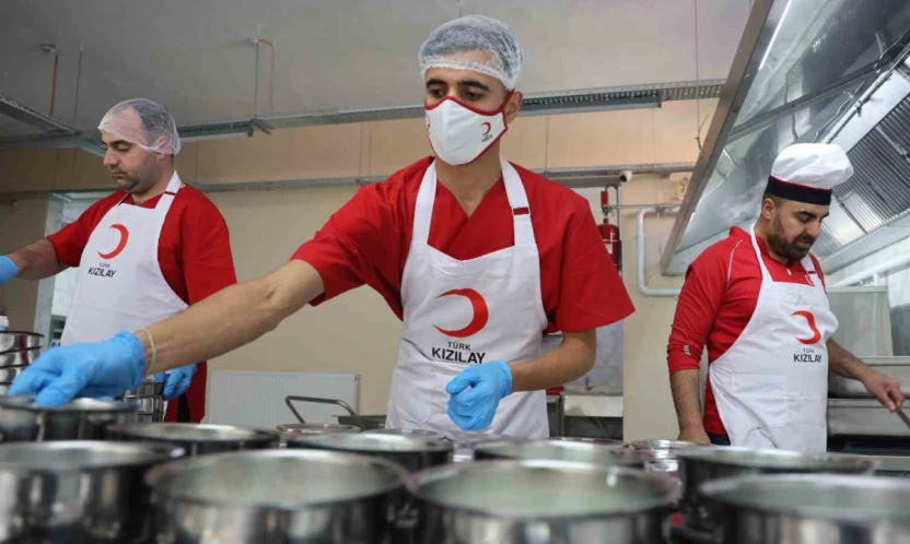 Türk Kızılay Elazığ Şubesi'nden 200 ihtiyaç sahibine sıcak yemek