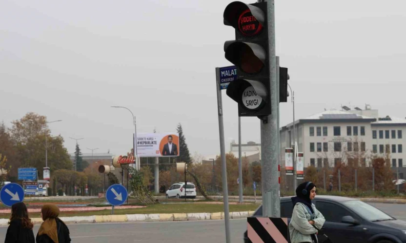 Türkiye'de ilk uygulama: Trafik sinyalizasyonlarında 'Şiddete Hayır' ve 'Kadına Saygı' mesajı