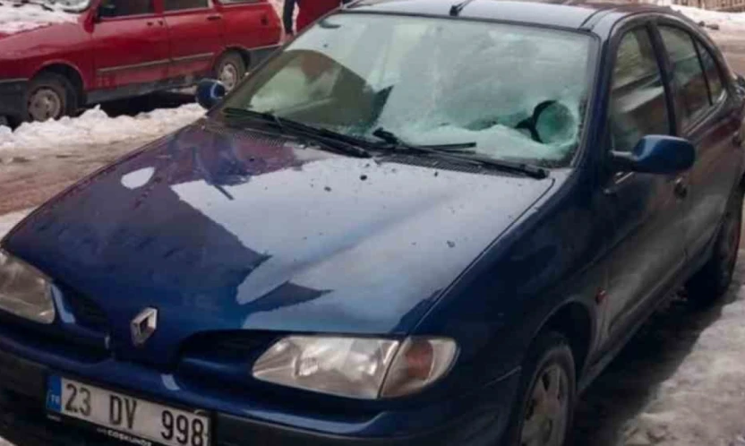 Üzerine buz düşen aracın camı kırıldı