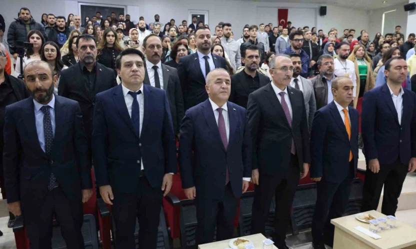 Vali Hatipoğlu: 'Türkiye özellikle teknolojik alanda savunma sanayi başta olmak üzere yaptığı çalışmalarla çok farklı noktalara doğru evrildi'