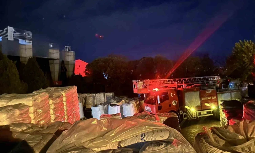 Yalıtım fabrikasında yangın: 16 kişi dumandan etkilendi