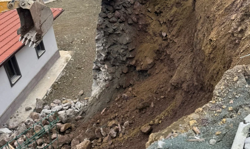 Yeni Teslim Edilen Deprem TOKİ Konutlarında İstinat Duvarı Çöktü