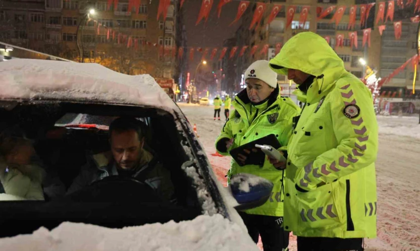Yeni yılın ilk saatlerinde polis ekiplerinden denetim