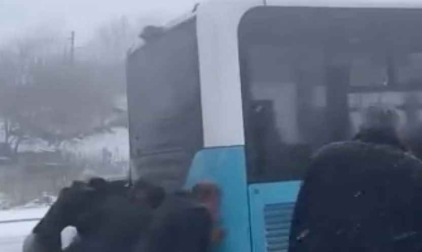 Yolda kalan yolcu otobüsünün yardımına vatandaşlar yetişti