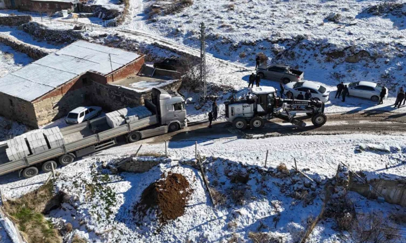Yolda mahsur kalan tır, ekipler tarafından kurtarıldı