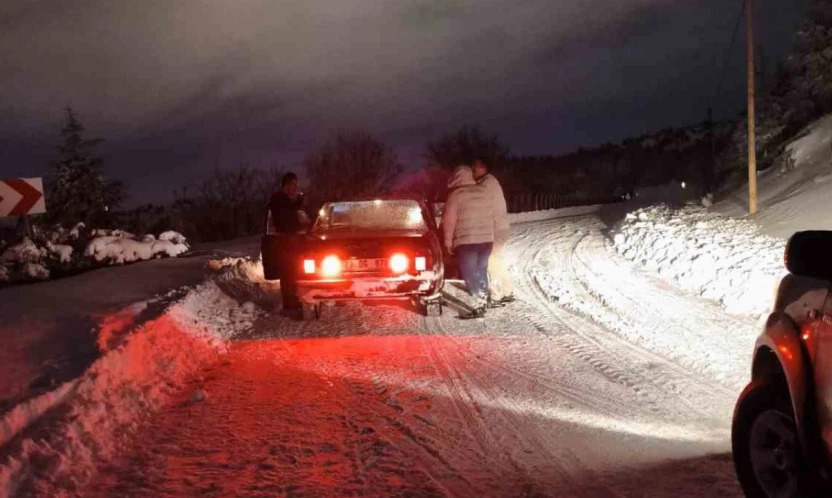 Yolda mahsur kalan vatandaşın yardımına belediye ekipleri yetişti