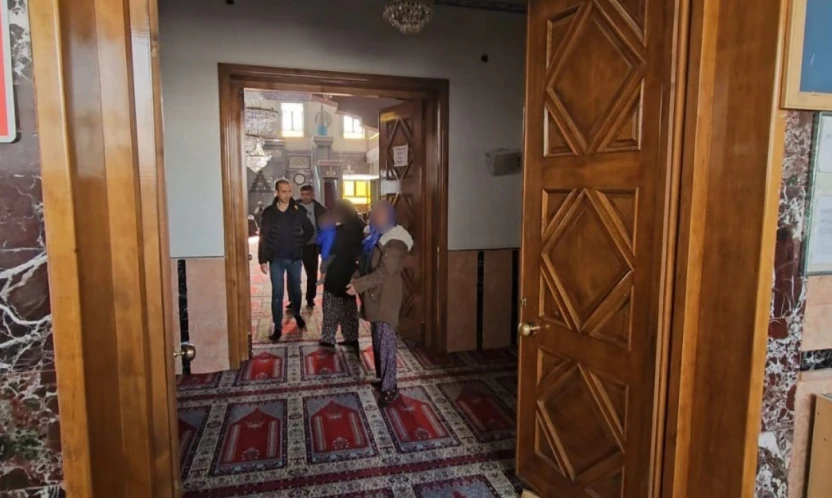 Zabıtayı gören dilenciler camiye kaçıp cemaatin arasına karıştı